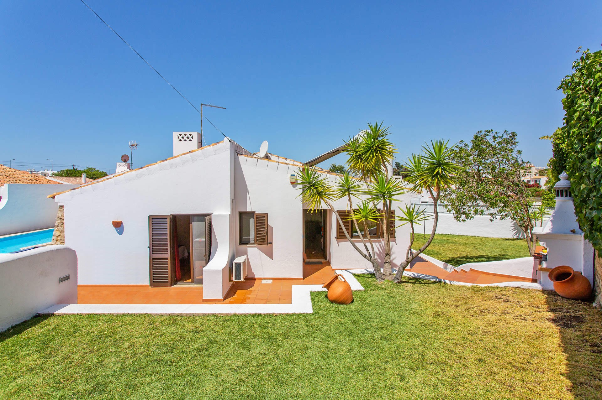 Villa Aveiros In Praia D'Oura, Algarve | Villa Plus