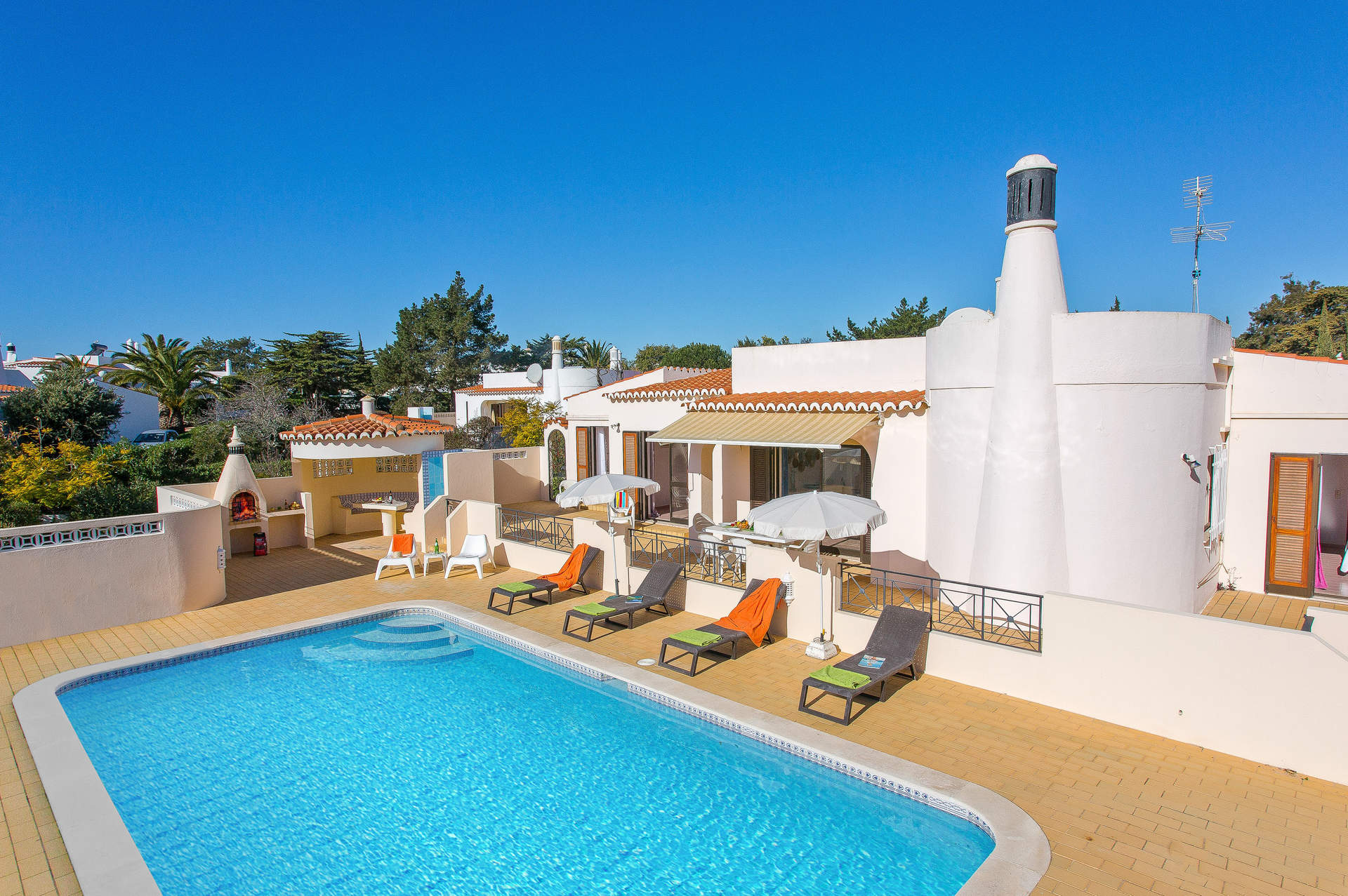 Villa Cor de Rosa In Carvoeiro, Algarve | Villa Plus