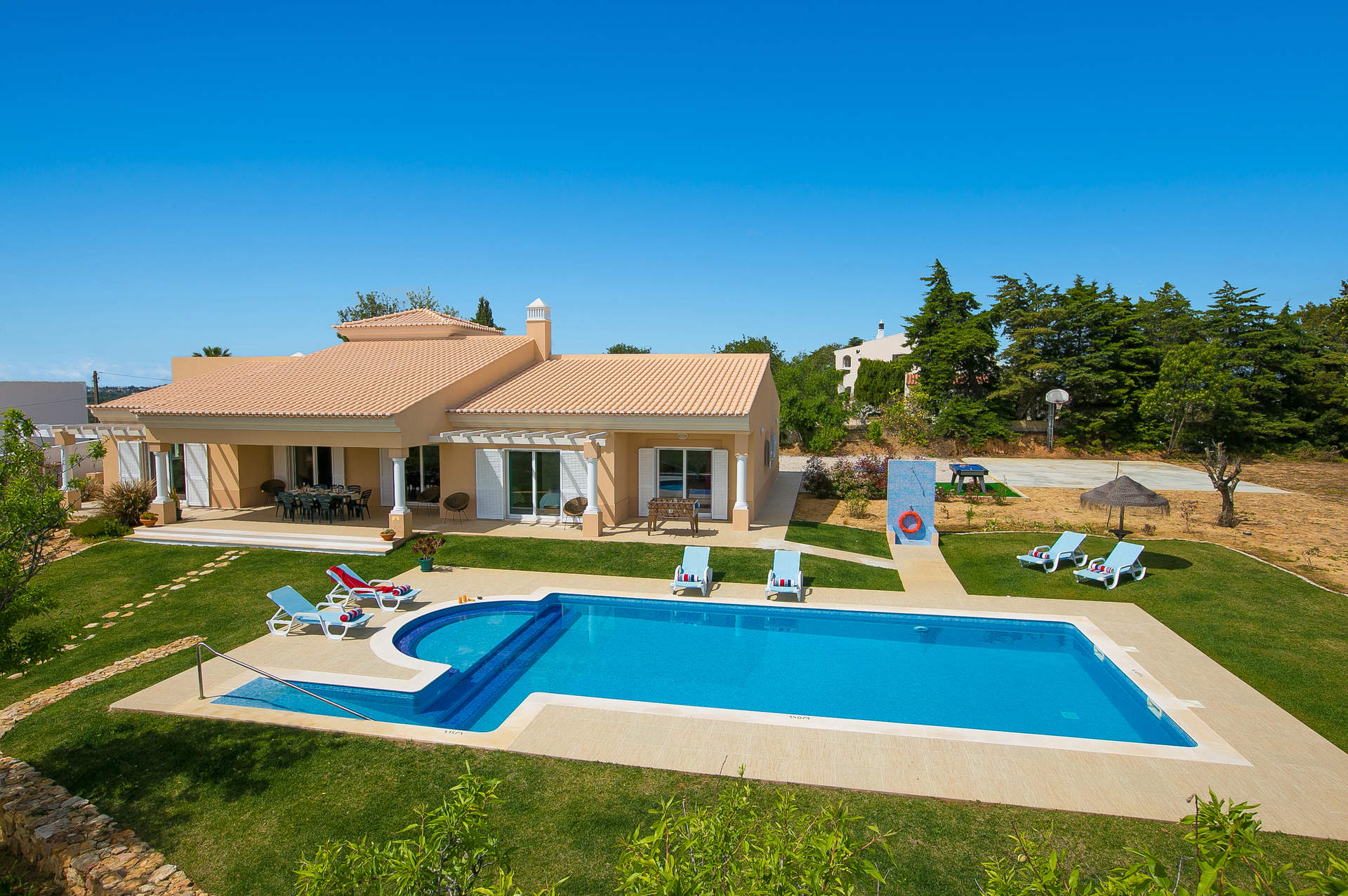 Villa plus. Вилла в Португалии. Вилла Виана в Анголе. Villa Portugal. Plus Villa.