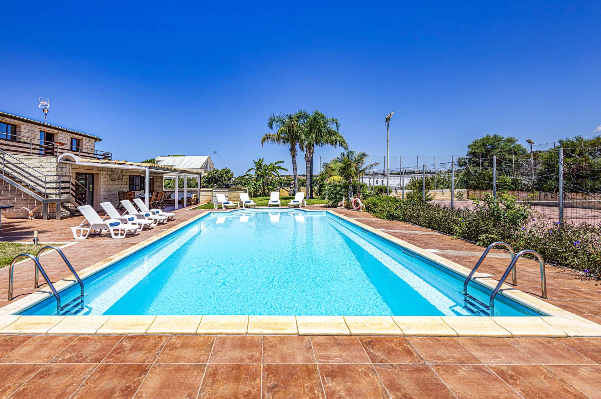 Villa Garofani, Punta Secca, &#x3A3;&#x3B9;&#x3BA;&#x3B5;&#x3BB;&#x3AF;&#x3B1;