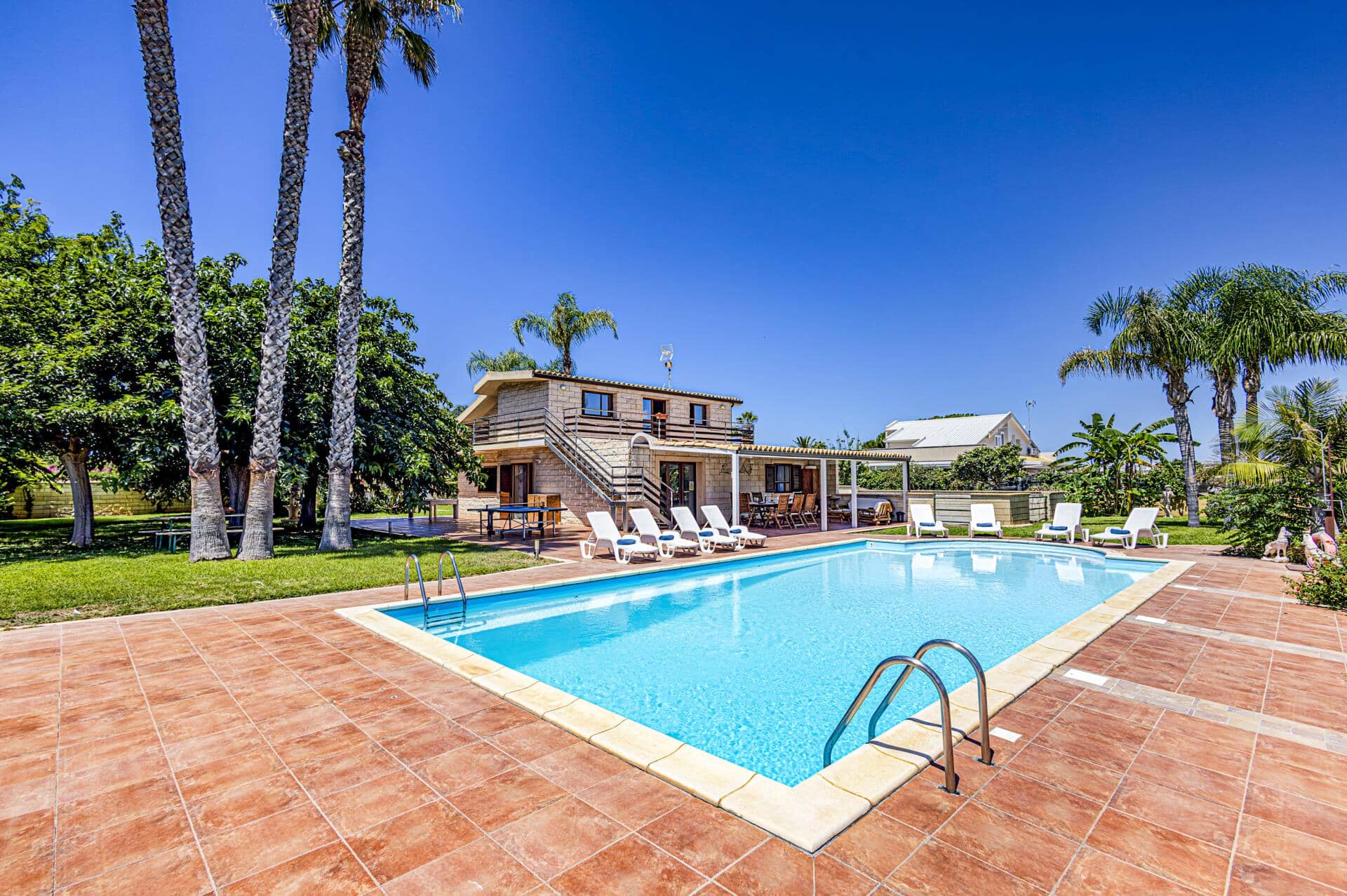 Villa Garofani, Punta Secca, &#x3A3;&#x3B9;&#x3BA;&#x3B5;&#x3BB;&#x3AF;&#x3B1;